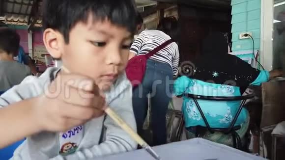 泰国风情艺术面料色彩的男孩绘画视频的预览图