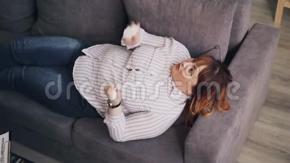 肥胖病人的年轻女人和躺在沙发上的精神分析医生交谈视频的预览图