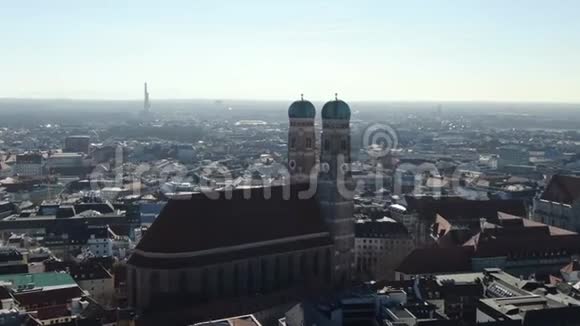 德国慕尼黑Frauenkirche教堂附近的空中摄像机跨度4k视频的预览图