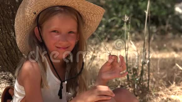 笑孩子在橄榄园玩树快乐女孩在夏天户外4K视频的预览图