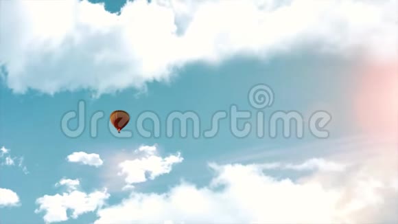 热空气气球在云层和阳光之间的天空中飞行视频的预览图