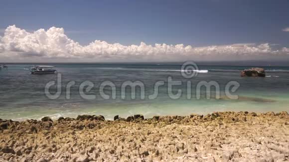 汹涌的海浪撞击岩石海岸视频的预览图