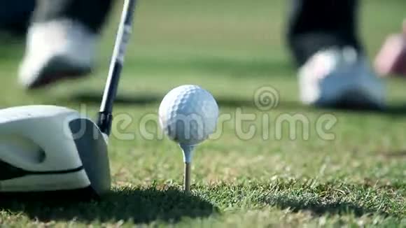 一个高尔夫球手的近距离射击他朝一个白色球杆的方向视频的预览图