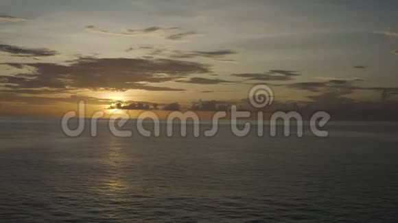 加勒比海大特克附近多云日落的空中全景视频的预览图