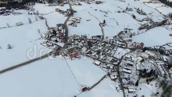 大城市被雪覆盖附近有一座大山空中射击4k视频的预览图