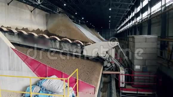 工业设备正在加工粘土材料视频的预览图