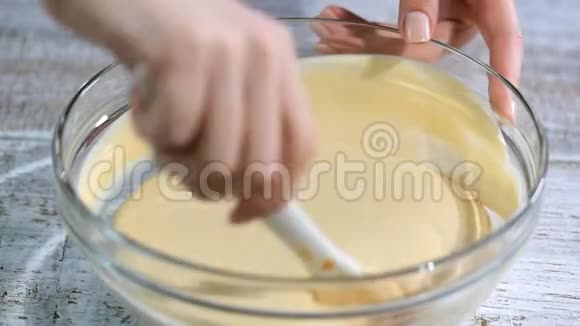 甜点厨师把焦糖慕斯混合成蛋糕视频的预览图