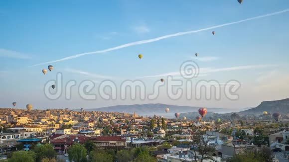 土耳其戈雷姆的卡帕多西亚天际线与呼特气球视频的预览图