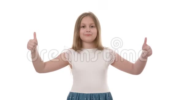 一个美丽的微笑女孩的视频肖像举着大拇指孤立的白色背景视频的预览图