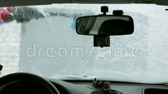 冬天人们在雪地上刷汽车视频的预览图
