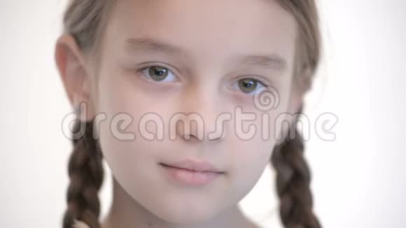 特写露脸的白种人女孩扎着辫子开着闭着眼睛中立情绪看镜头视频的预览图