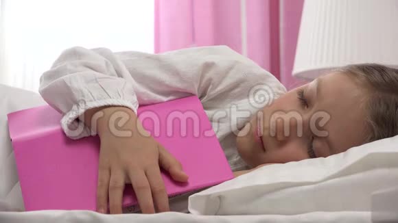 阅读后睡觉的孩子孩子在床上睡觉女孩在家视频的预览图