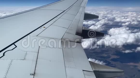云层覆盖山脉从飞机窗口俯瞰空中景色视频的预览图