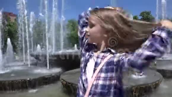 儿童游戏在公园里旋转户外微笑快乐女孩享受夏天4K视频的预览图