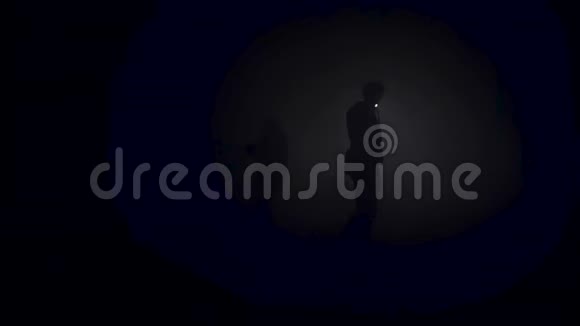 一个孤独的人探索黑暗的洞穴库存录像一个人站在山洞里的剪影视频的预览图