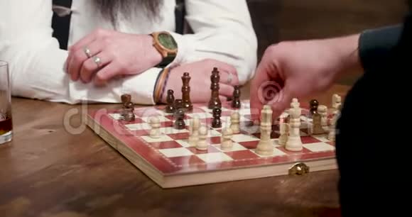 下棋的人和移动的人视频的预览图