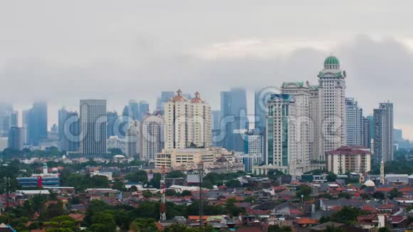 在阴雨天气下雅加达市的延时全景印度尼西亚视频的预览图