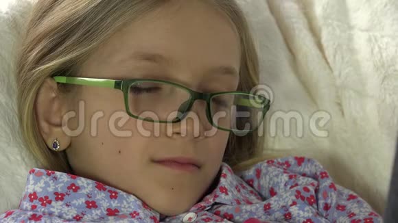 睡眠眼镜肖像疲惫女孩的脸4K后教练上的孩子视频的预览图