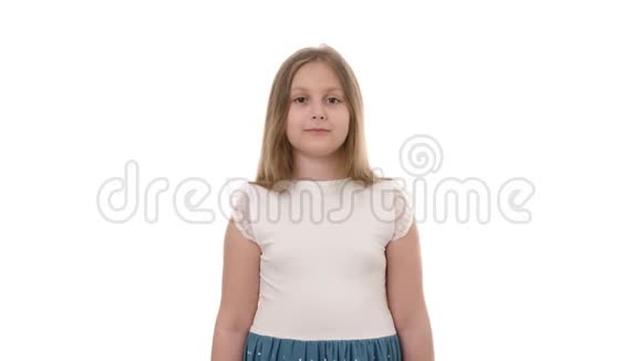 一个美丽的微笑的小女孩的视频肖像拇指被孤立在白色背景上视频的预览图