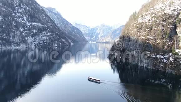 一艘船漂浮在德国的一个大山湖上视频的预览图