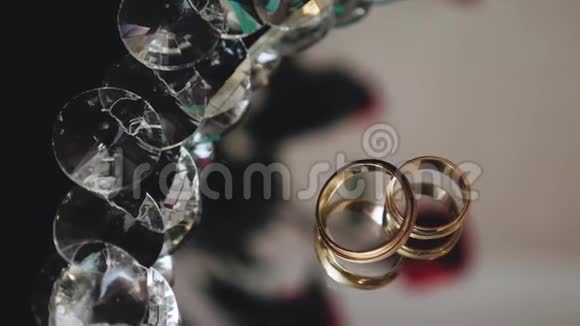 两个美丽的金环在镜面上很漂亮的东西附件视频的预览图