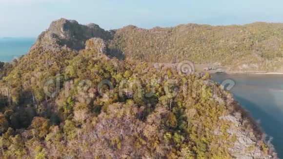 无人机飞越悬崖顺利俯瞰小海湾潮水在海上视频的预览图