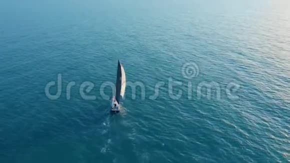 空中观景游艇在公海上航行帆船拍视频上面的游艇从船上俯瞰视频的预览图