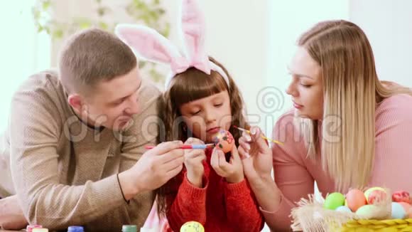 女儿拿着一个鸡蛋父母装饰它视频的预览图