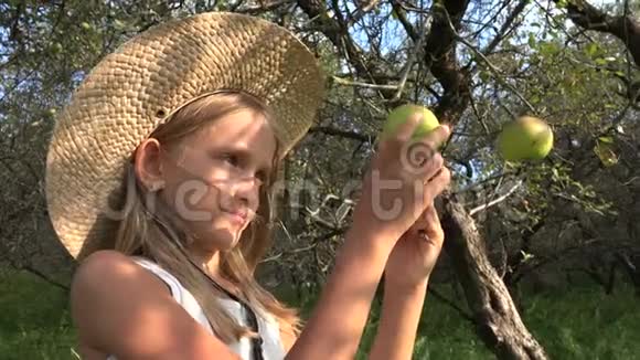 苹果园农民儿童乡村女孩在4K村树上品尝水果视频的预览图