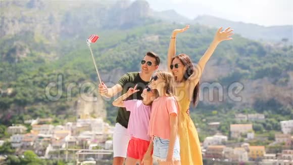父母和孩子在阿马尔菲海岸伊塔利的Positano镇拍照背景视频的预览图