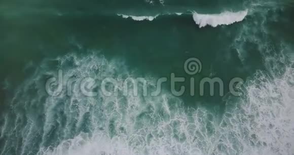 无人机飞在巨大的狂野汹涌的海浪之上轰然倒下令人难以置信的绿海泡创造了自然纹理视频的预览图