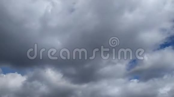 乌云在蓝天上掠过云团在大地上飞舞视频的预览图