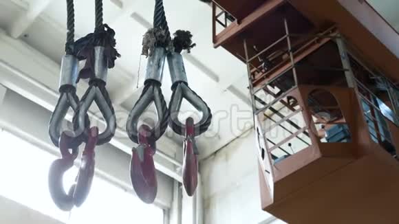 挂在工厂梁吊车上的吊钩在金属仓库工作运输产品关门视频的预览图