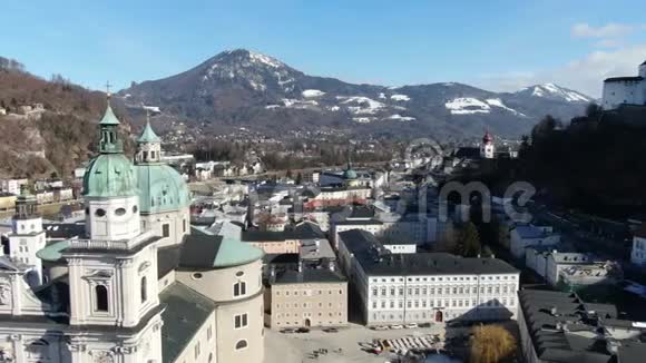 相机跨度靠近萨尔茨堡大教堂背景是山4k视频的预览图