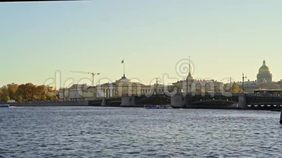 在圣彼得堡桥下的道路和船只上移动车辆视频的预览图