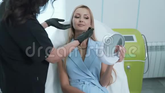 美容师向病人展示注射的位置视频的预览图