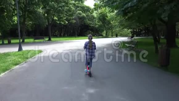 儿童骑自行车在公园女孩放松户外做运动儿童在自然4K视频的预览图