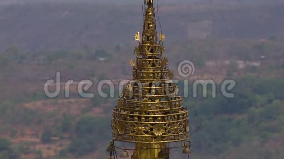 寺庙顶部的一个金色雕塑视频的预览图