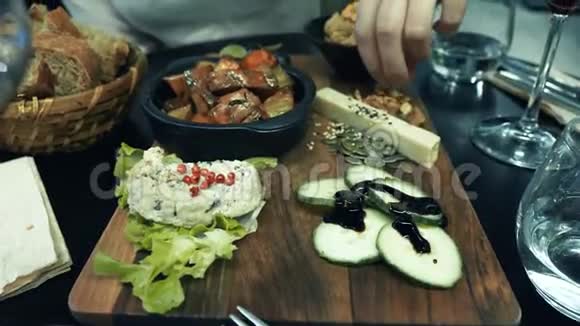 在纯素生物有机餐厅吃哈林食品晚餐吃腐殖质视频的预览图