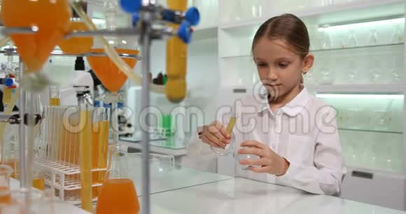 儿童化学实验学校实验室儿童学生化学班视频的预览图