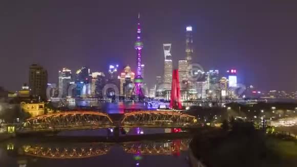 上海天空之夜市区陆家嘴区黄浦江及外白渡大桥中国高空超垂时间视频的预览图