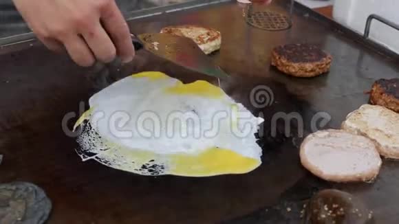 用鸡蛋煮特制的芝士汉堡牛肉或猪肉大茂盛美味的切块烤锅特写镜头4k视频的预览图