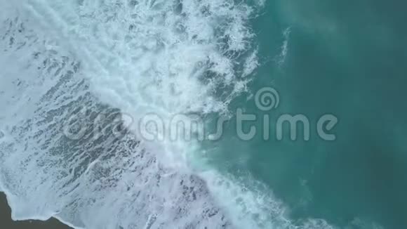 高空俯瞰暴风雨般的绿松石海波起泡飞溅巨浪从上面视频的预览图