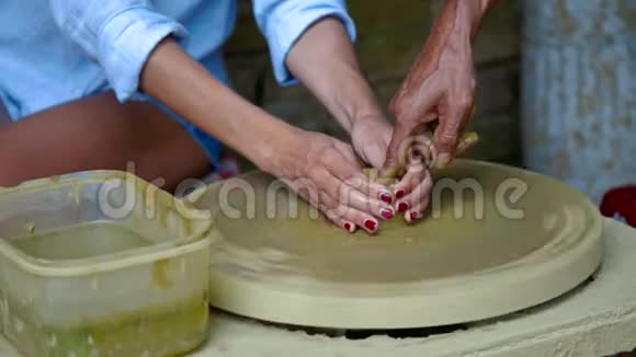 近距离观看女子学习制作陶罐视频的预览图