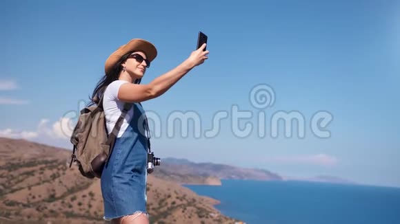 微笑幸福女游客女在山海背景下自拍视频的预览图