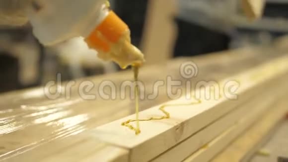 木工车间的师傅在压板前先用专用胶水粘板视频的预览图