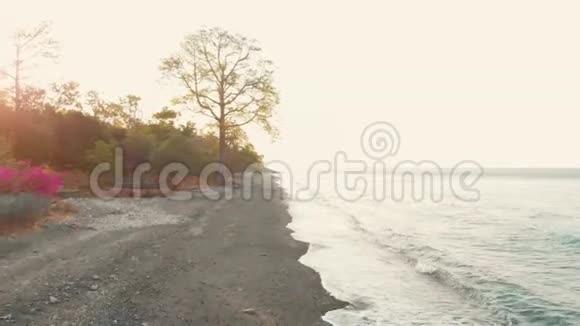 日落时在北巴厘岛的海和海滩上鸟瞰视频的预览图