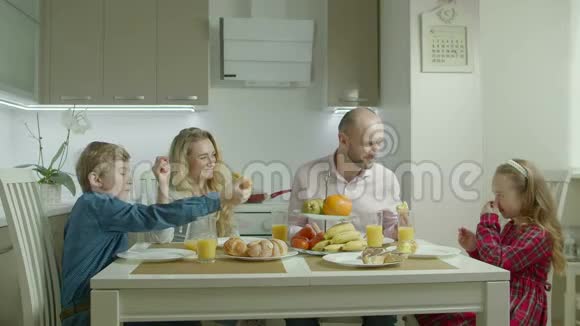 免费的家庭在早餐享受乐趣视频的预览图