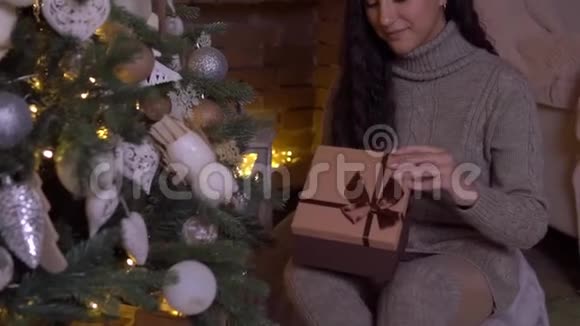 女孩在除夕打开礼物高清高清视频的预览图