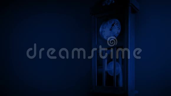 夜晚的老钟在墙上视频的预览图